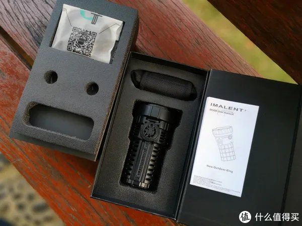 穿盔甲，入疆场，所向披靡。脱战袍，还本色，玉树临风。