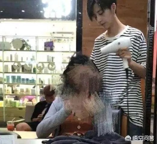 “我只会吹头”小哥火速走红，理发店小哥的正确打开方式应该是什么样子？