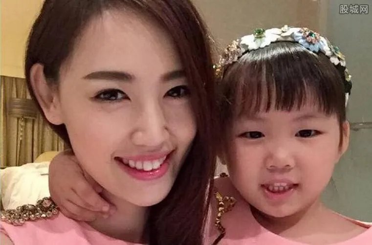 马蓉给女儿微博改名 王宝强女儿是亲生的吗？
