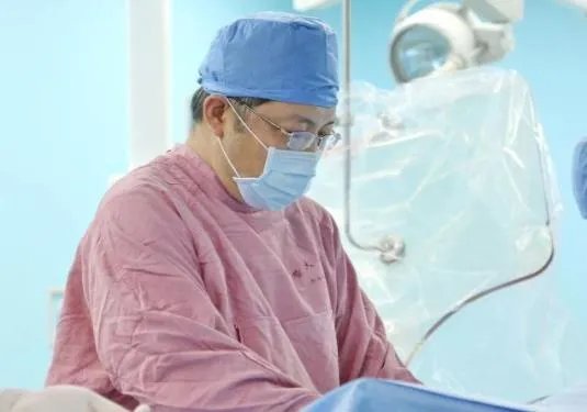 医生用嘴吸尿救人怎么回事 事件始末详情曝光让人感动