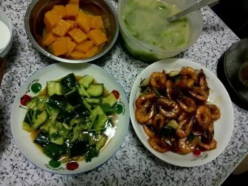 女孩打包午餐给自己的妈妈，你为自己的妈妈做过饭吗？