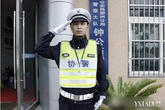 宁波现高颜值交警致马路拥堵颜值不够肌肉来凑男生必学