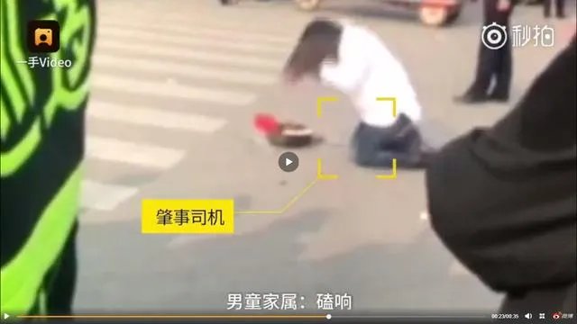 如何看待成都“男童生日前夕被撞亡，女司机跪地磕头道歉”的行为？