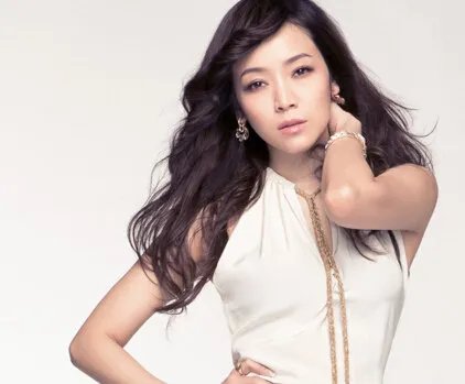 侯佩岑父亲是谁？ 揭其妈妈为什么做29年小三