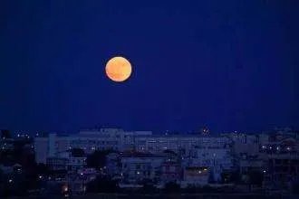 月亮旁边那个最亮的星星叫什么名字？