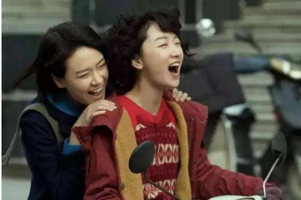 周冬雨人品遭质疑，被扒多次曝光马思纯隐私，她人品差吗？