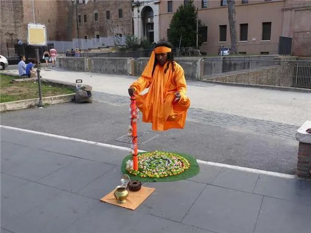 人体漂浮魔术是怎样做到的？