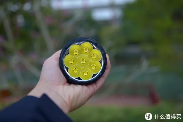 穿盔甲，入疆场，所向披靡。脱战袍，还本色，玉树临风。