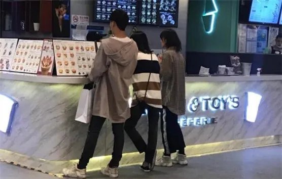 郑爽替身妍妍图片背景资料微博名字曝光 因为这一点成为好朋友