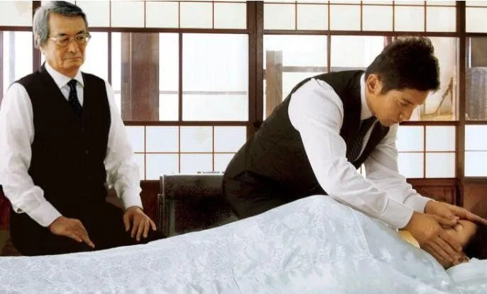 摸死去人的手不好吗 人死后不能摸死人手为什么