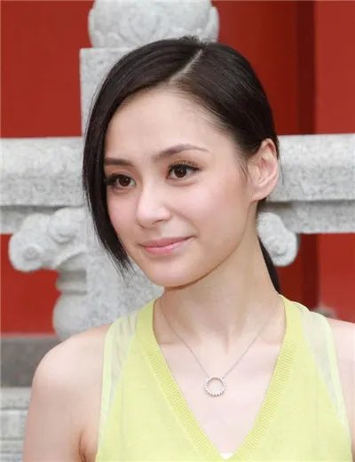 钟欣桐微博评论这么少是为什么 并由公司宣布正式改名