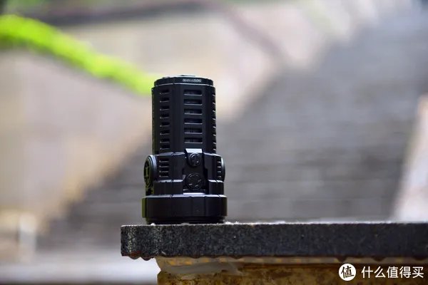 穿盔甲，入疆场，所向披靡。脱战袍，还本色，玉树临风。