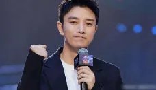 李小璐陪甜馨海边游玩，前夫贾乃亮疑同行，他们复合了吗？