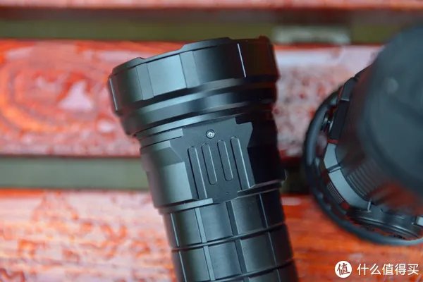 穿盔甲，入疆场，所向披靡。脱战袍，还本色，玉树临风。