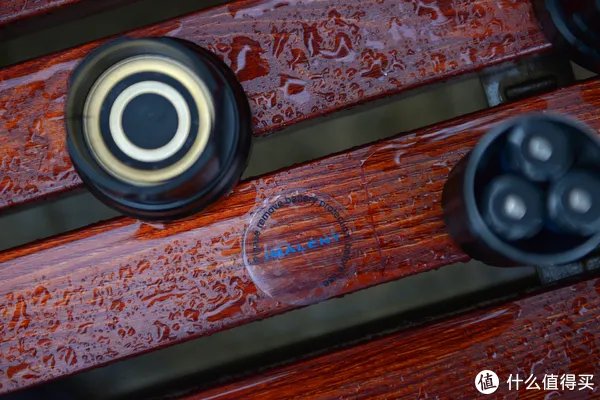 穿盔甲，入疆场，所向披靡。脱战袍，还本色，玉树临风。