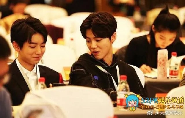 鹿晗关晓彤公布恋情后首次同框，他们的表现如何？