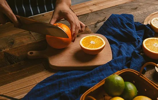 梦见被人拿刀追是什么意思 梦到被人拿刀追有什么预兆