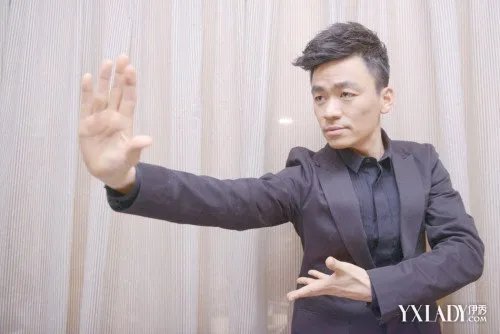 王宝强晒扮猴旧照引热议网友称：宝宝帅死了