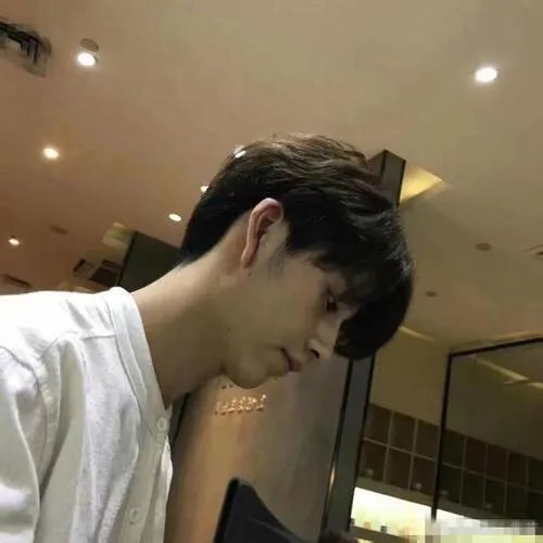 “我只会吹头”小哥火速走红，理发店小哥的正确打开方式应该是什么样子？