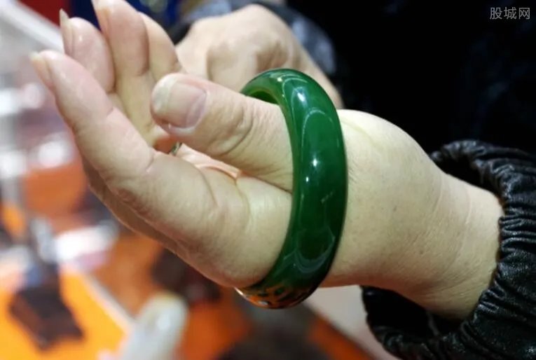 手镯事件成功和解 具体责任划分均无透露