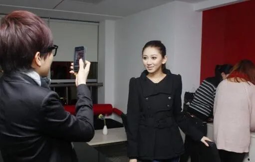 闫凤娇门遭曝光  真的是利益驱使吗