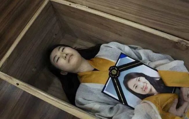 摸死去人的手不好吗 人死后不能摸死人手为什么