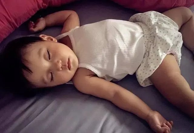 贾静雯女儿1岁玩直播，自带美瞳、长睫毛的她现在比妈妈还漂亮！