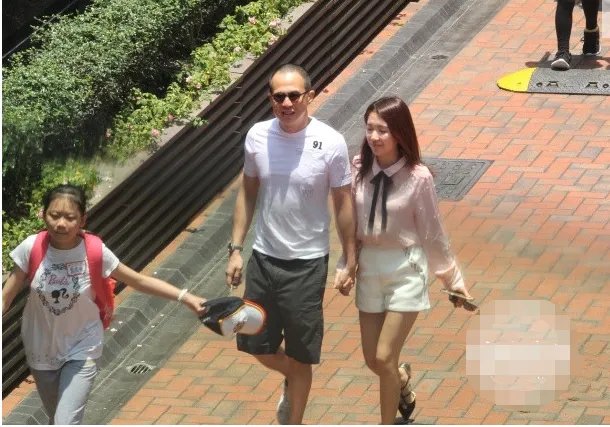 李泽楷为什么宁可不要3个儿子都要24岁的她？