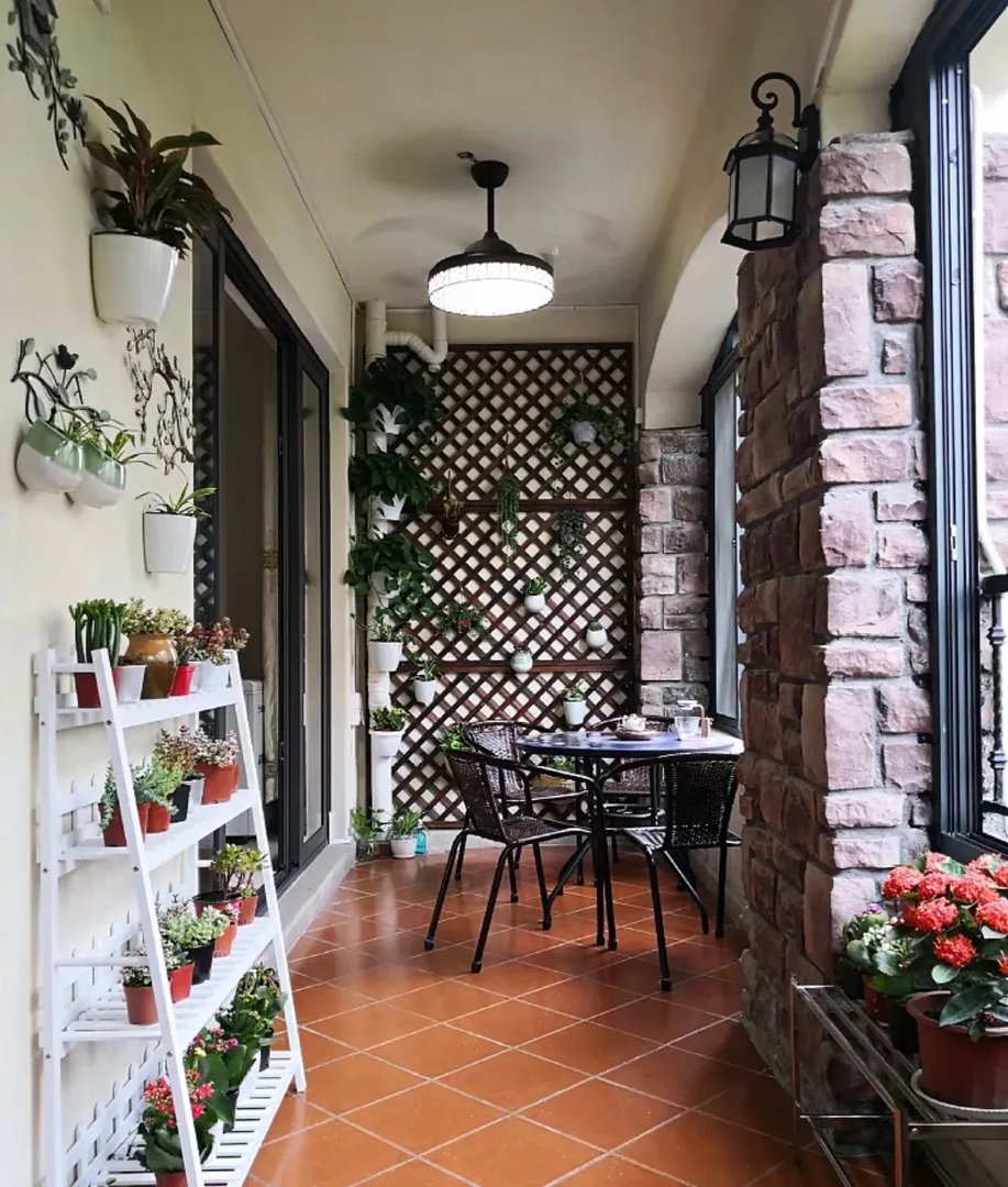 阳台管道太碍眼，下面的美化你喜欢哪种做法呢？