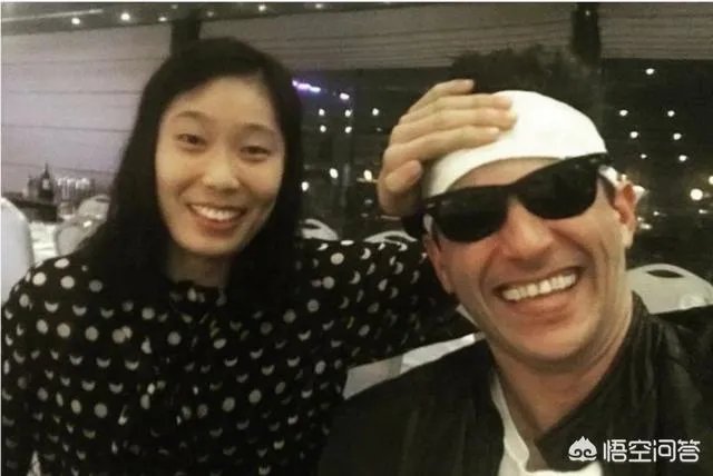 如何评价朱婷与人合影,一手遮住日本国旗?