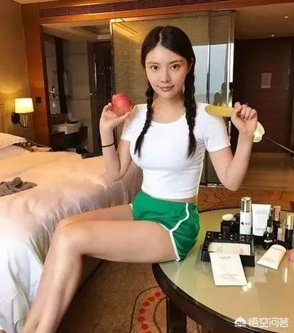 猛龙夺冠庆典,美女记者主动合影林书豪,后者双手的动作引球迷点赞,你怎么看?