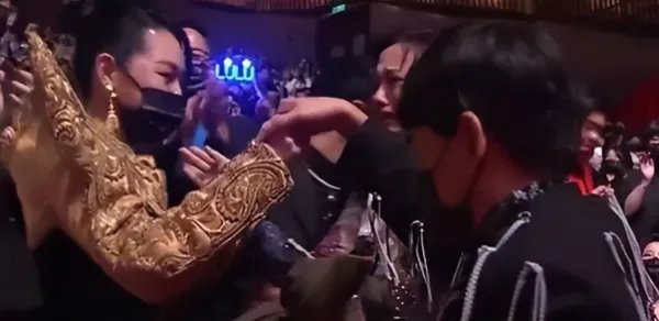 《康熙》通告咖又撕成麻花了，到底有多精彩？