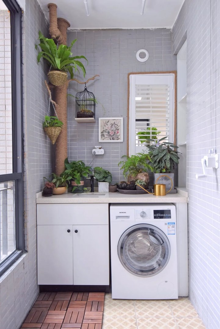 阳台管道太碍眼，下面的美化你喜欢哪种做法呢？