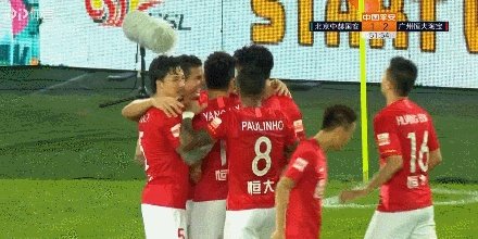 埃神破门国安球迷投掷杂物，黄博文拦下水瓶后十分生气，你如何评价？