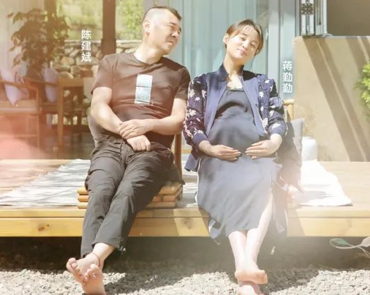 太恩爱!陈建斌蒋勤勤不畏镜头大胆接吻,他们的感情如何?