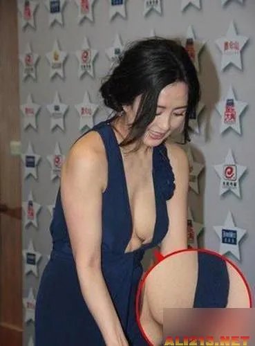 深V装八字奶酥胸隐现！女星真空上阵斗胸出位