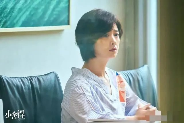 太像了，蒋欣最近封面照酷似范冰冰，大家觉得可以替代范冰冰吗？