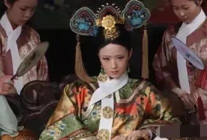 太像了，蒋欣最近封面照酷似范冰冰，大家觉得可以替代范冰冰吗？