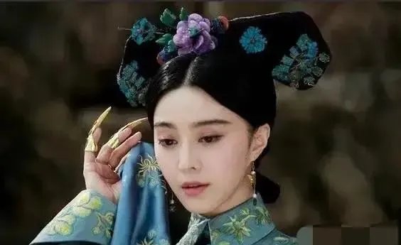 太像了，蒋欣最近封面照酷似范冰冰，大家觉得可以替代范冰冰吗？