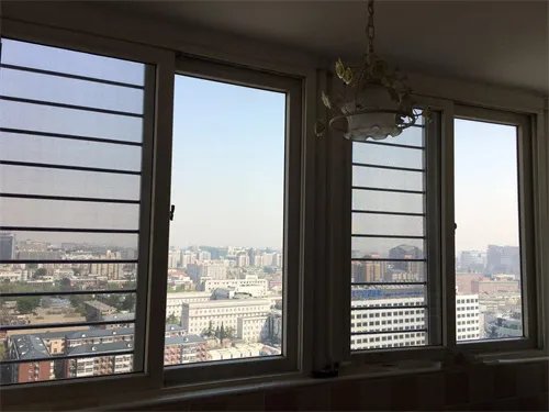 纱窗角码断里边了怎么取出来