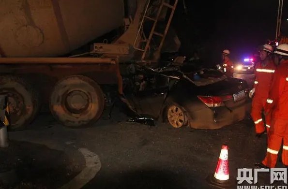轿车追尾搅拌车造成2死2伤 车头已面目全非疑似酒后驾车