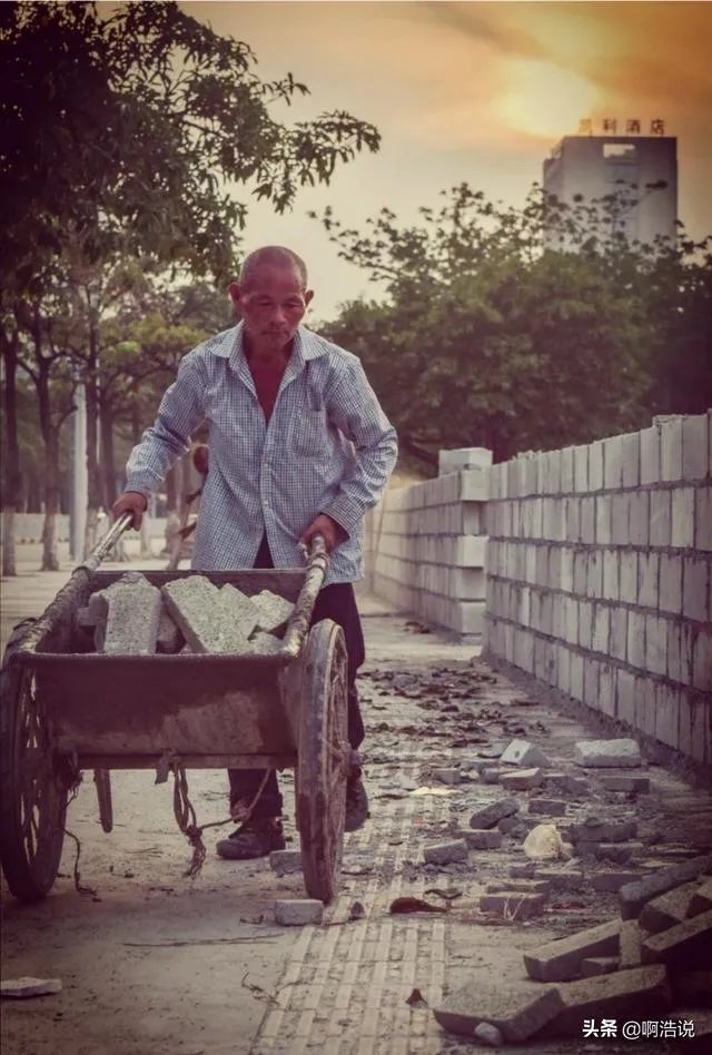 农村老人六十多岁了还在工地上打工正常吗？