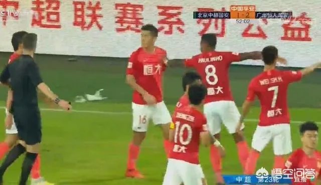 埃神破门国安球迷投掷杂物，黄博文拦下水瓶后十分生气，你如何评价？