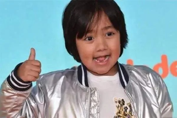 美国8岁男孩在YouTube发视频年入1.8亿，他是怎么做到的？