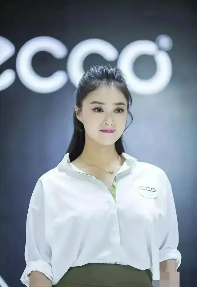 太像了，蒋欣最近封面照酷似范冰冰，大家觉得可以替代范冰冰吗？