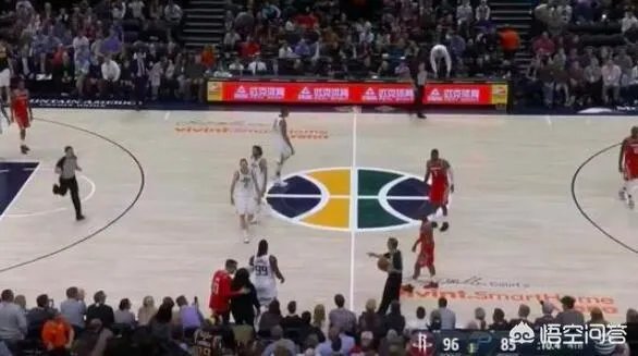 笑喷了！保罗边运球边与哈登母亲击掌，结果被吹出界失误，你如何看？