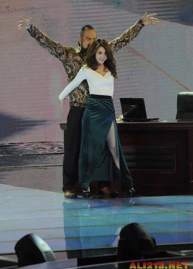 屌丝你幸福吗？柳岩穿高叉裙与“黑老大”热舞