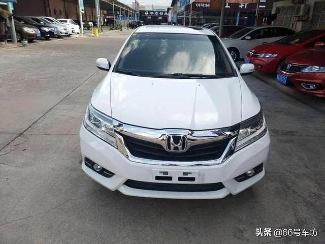 想买一辆二手车，价格6－7万，有什么推荐，要不费油的？