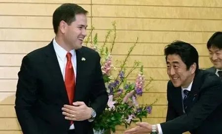 安倍见特朗普小跑