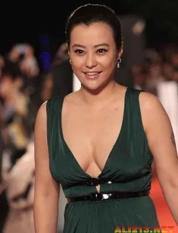 深V装八字奶酥胸隐现！女星真空上阵斗胸出位